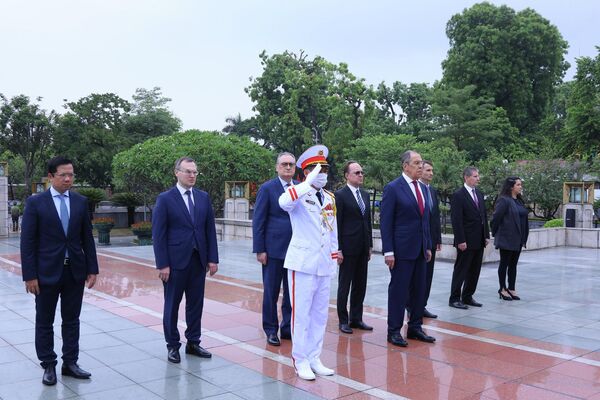 Bộ trưởng Ngoại giao Nga Sergei Lavrov tưởng niệm các Anh hùng liệt sĩ - Sputnik Việt Nam