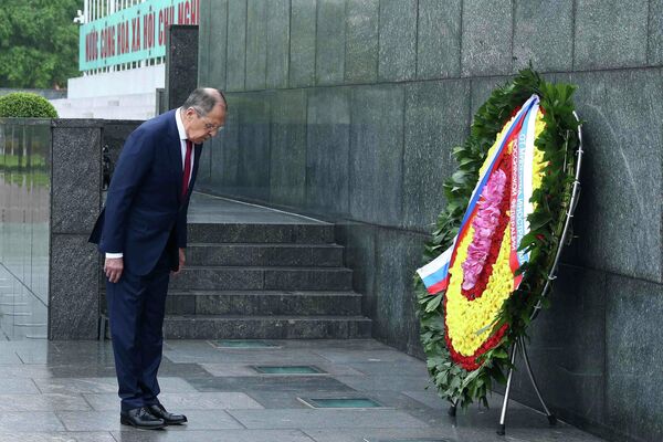Bộ trưởng Ngoại giao Nga Sergei Lavrov vào Lăng viếng Chủ tịch Hồ Chí Minh - Sputnik Việt Nam