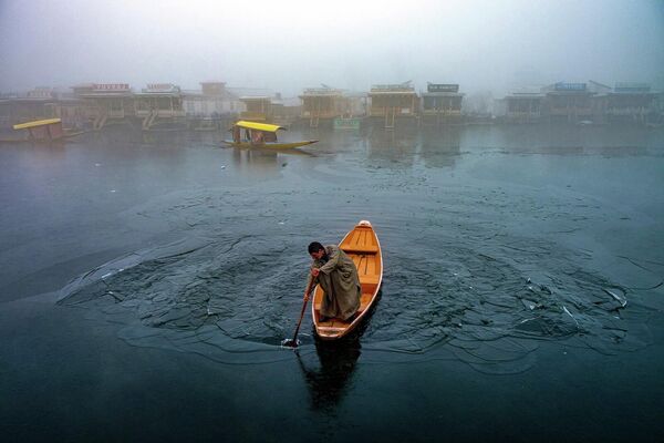 Tác phẩm &quot;Bơi trong băng&quot; của nhiếp ảnh gia người Ấn Độ Rajendra Mohan Pandey, lọt vào danh sách rút gọn của Cuộc thi ảnh mang tên Andrey Stenin ở hạng mục &quot;Hành tinh của tôi, ảnh đơn&quot;. - Sputnik Việt Nam