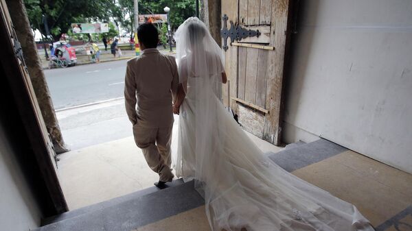 Cặp đôi mới cưới sau đám cưới của họ tại một nhà thờ Công giáo ở Manila, Philippines - Sputnik Việt Nam