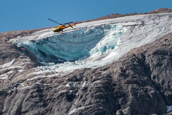 Máy bay trực thăng cứu hộ bay qua sông băng tràn xuống núi Marmolada, Ý. - Sputnik Việt Nam