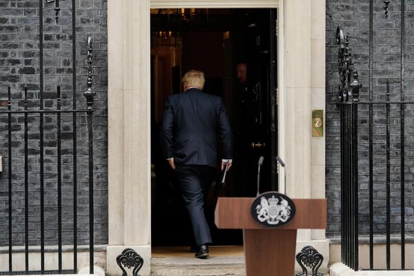 Thủ tướng Boris Johnson tại số 10 phố Downing sau khi ông tuyên bố từ chức.  - Sputnik Việt Nam