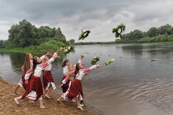 Các cô gái ném vòng hoa xuống nước trong Ngày lễ Ivan Kupala, Belarus. - Sputnik Việt Nam