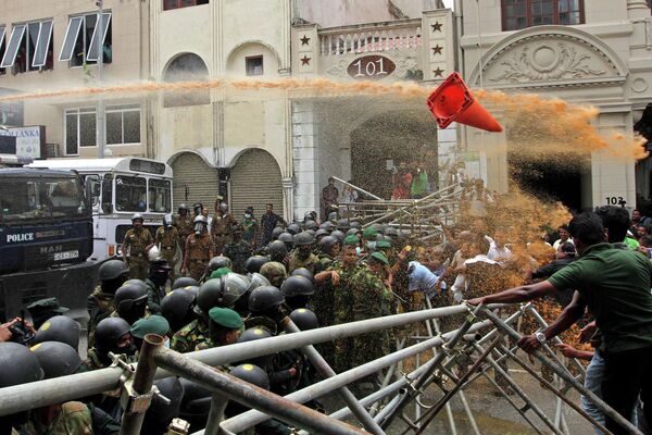 Cảnh sát sử dụng vòi rồng để giải tán những người nông dân tham gia biểu tình chống chính phủ đòi Tổng thống Sri Lanka từ chức do cuộc khủng hoảng kinh tế đang diễn ra tại nước này. - Sputnik Việt Nam