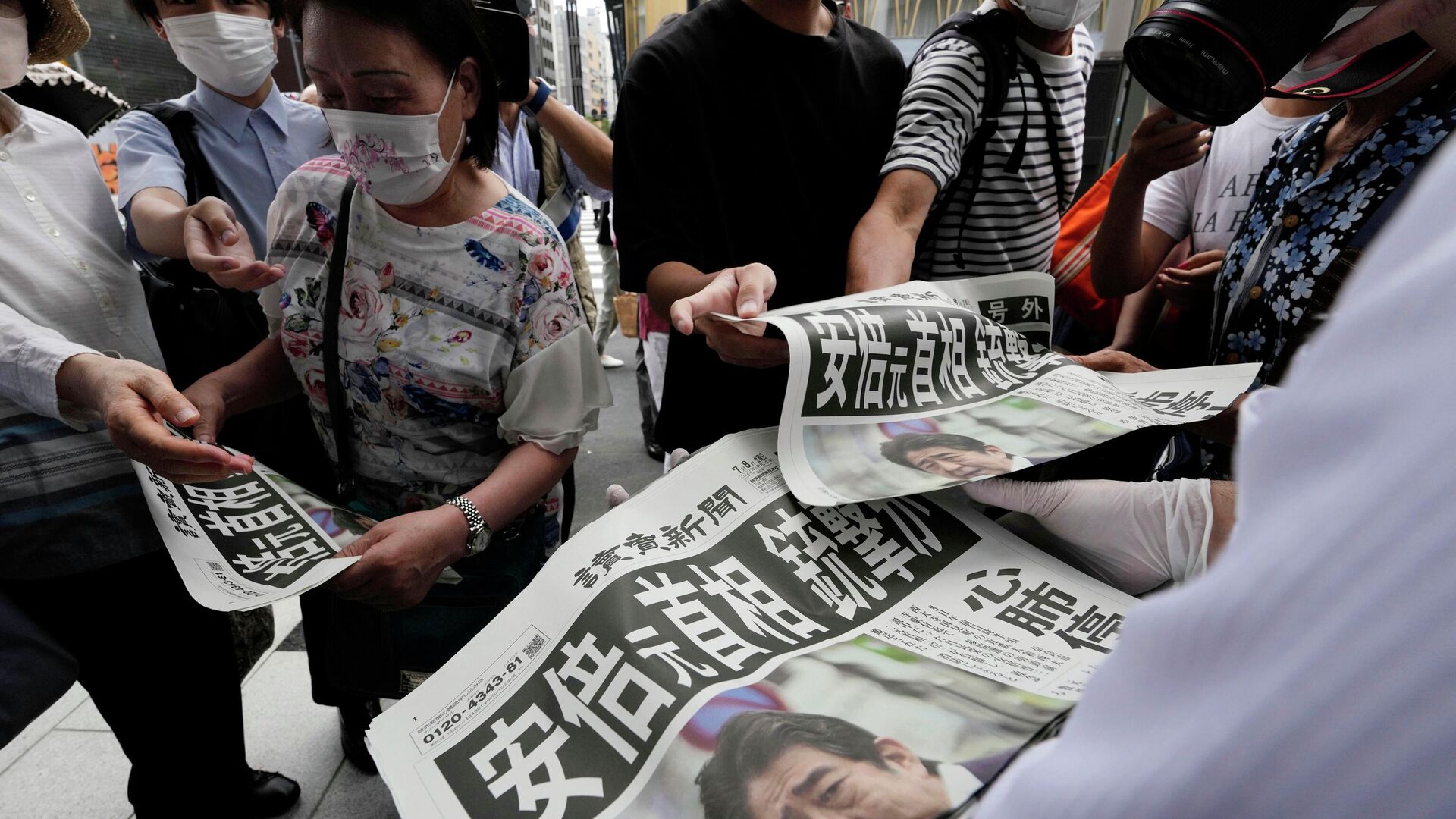 Một nhân viên phân phát phụ bản báo Yomiuri Shimbun tường thuật vụ ám sát cựu Thủ tướng Nhật Bản Shinzo Abe ngày 8 tháng 7 năm 2022 tại Tokyo - Sputnik Việt Nam, 1920, 08.07.2022
