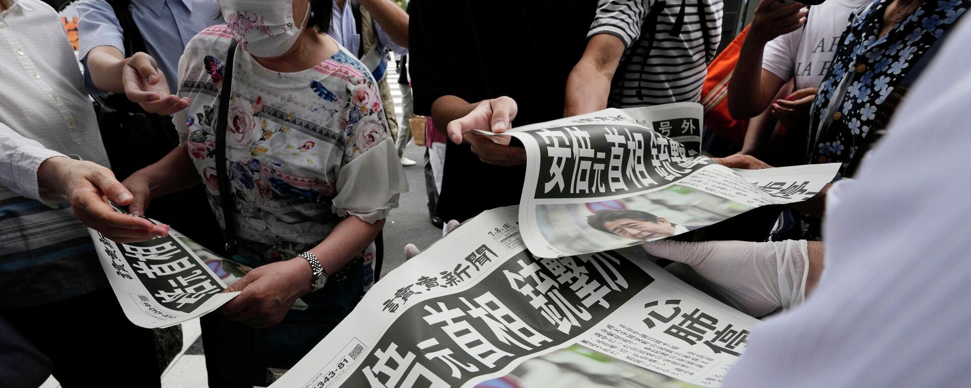 Một nhân viên phân phát phụ bản báo Yomiuri Shimbun tường thuật vụ ám sát cựu Thủ tướng Nhật Bản Shinzo Abe ngày 8 tháng 7 năm 2022 tại Tokyo - Sputnik Việt Nam, 1920, 08.07.2022
