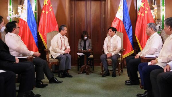 Bộ trưởng Ngoại giao Trung Quốc Vương Nghị gặp tân Tổng thống Philippines Ferdinand Marcos Jr. tại Manila - Sputnik Việt Nam