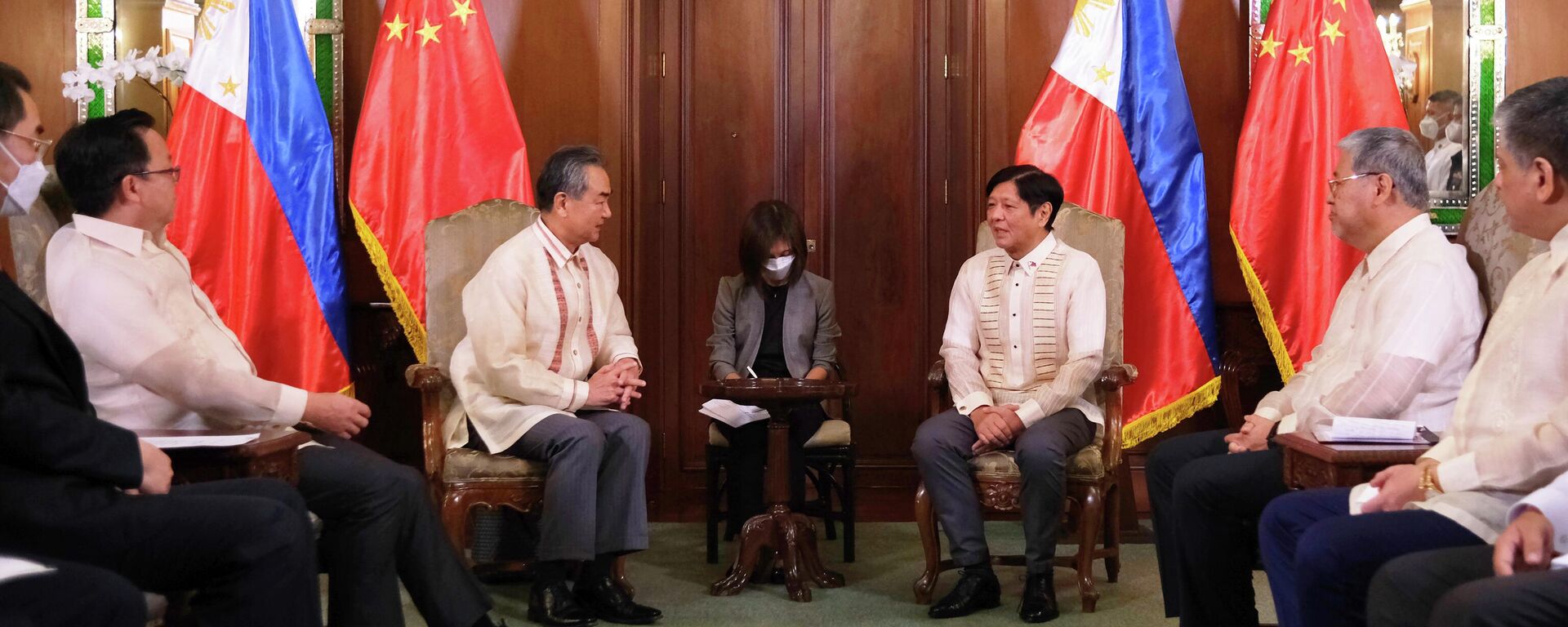 Bộ trưởng Ngoại giao Trung Quốc Vương Nghị gặp tân Tổng thống Philippines Ferdinand Marcos Jr. tại Manila - Sputnik Việt Nam, 1920, 02.09.2022