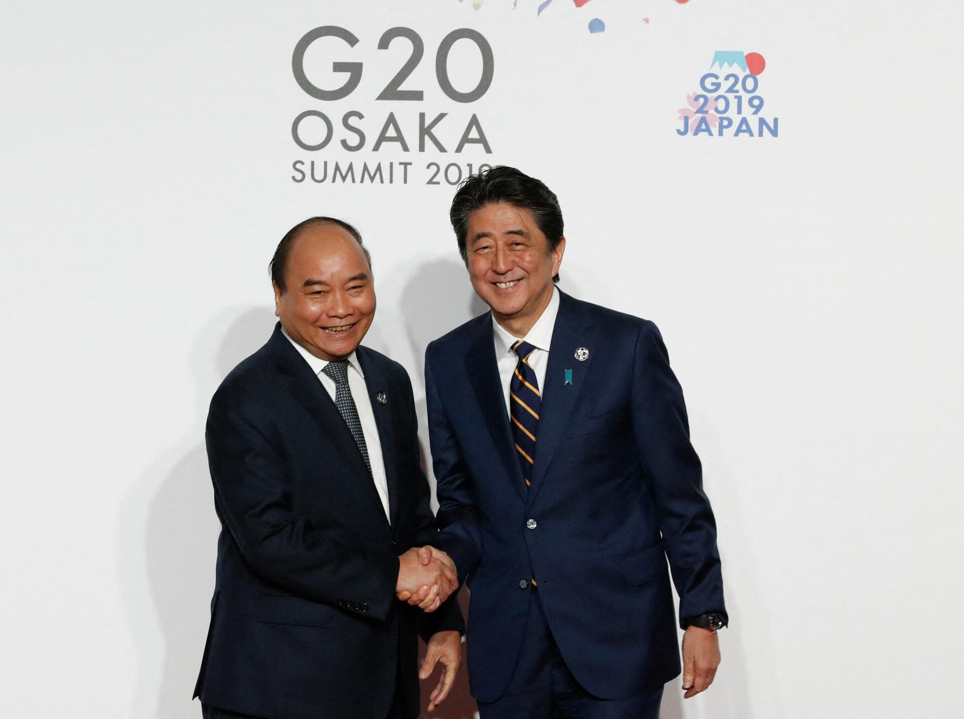 Thủ tướng Việt Nam Nguyễn Xuân Phúc và Thủ tướng Nhật Bản Shinzo Abe tại Hội nghị thượng đỉnh G20 Osaka năm 2019 - Sputnik Việt Nam, 1920, 08.07.2022