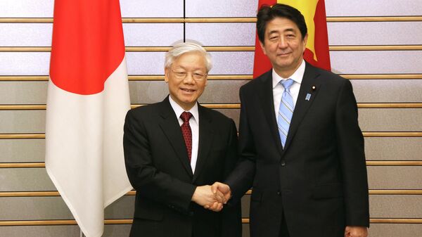Tổng Bí thư Đảng Cộng sản Việt Nam Nguyễn Phú Trọng và Cựu Thủ tướng Nhật Bản Shinzo Abe tại cuộc gặp ở Tokyo - Sputnik Việt Nam