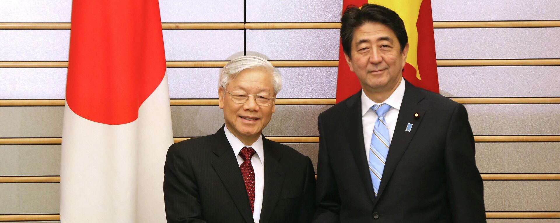 Tổng Bí thư Đảng Cộng sản Việt Nam Nguyễn Phú Trọng và Cựu Thủ tướng Nhật Bản Shinzo Abe tại cuộc gặp ở Tokyo - Sputnik Việt Nam, 1920, 08.07.2022