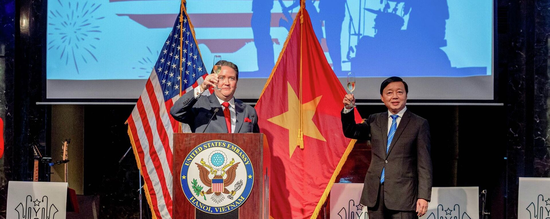 Đại sứ Hoa Kỳ tại Việt Nam Mark Knapper và Bộ trưởng Bộ Tài nguyên và Môi trường Việt Nam Trần Hồng Hà trong lễ kỷ niệm 246 năm Quốc khánh tại Đại sứ quán Hoa Kỳ tại Hà Nội, Việt Nam - Sputnik Việt Nam, 1920, 09.07.2022