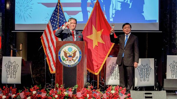 Đại sứ Hoa Kỳ tại Việt Nam Mark Knapper và Bộ trưởng Bộ Tài nguyên và Môi trường Việt Nam Trần Hồng Hà trong lễ kỷ niệm 246 năm Quốc khánh tại Đại sứ quán Hoa Kỳ tại Hà Nội, Việt Nam - Sputnik Việt Nam