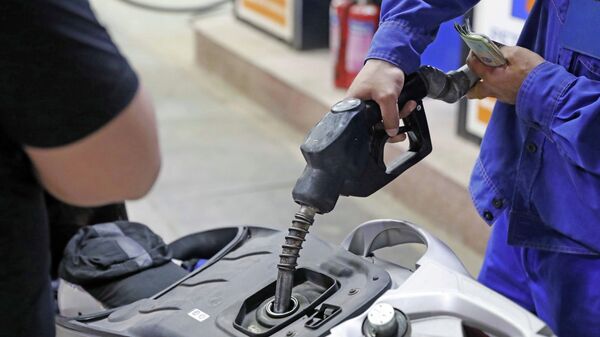 Giá bán lẻ xăng dầu giảm nhiệt sau nhiều lần tăng giá - Sputnik Việt Nam
