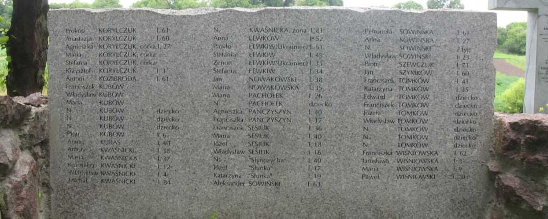 Tấm bảng tưởng niệm với tên của những người Ba Lan bị giết ở Volhynia - Sputnik Việt Nam, 1920, 11.07.2022