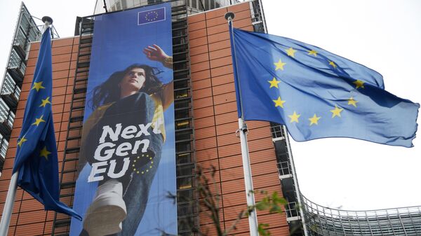 Cờ EU bên ngoài trụ sở Nghị viện châu Âu ở Brussels. - Sputnik Việt Nam