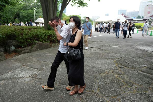 Một trong những người dâng hoa và cầu nguyện cho cựu Thủ tướng Shinzo Abe đã khóc tại chùa Jojoji trước khi diễn ra lễ viếng hôm thứ Ba, ngày 12 tháng 7 năm 2022, ở Tokyo. - Sputnik Việt Nam