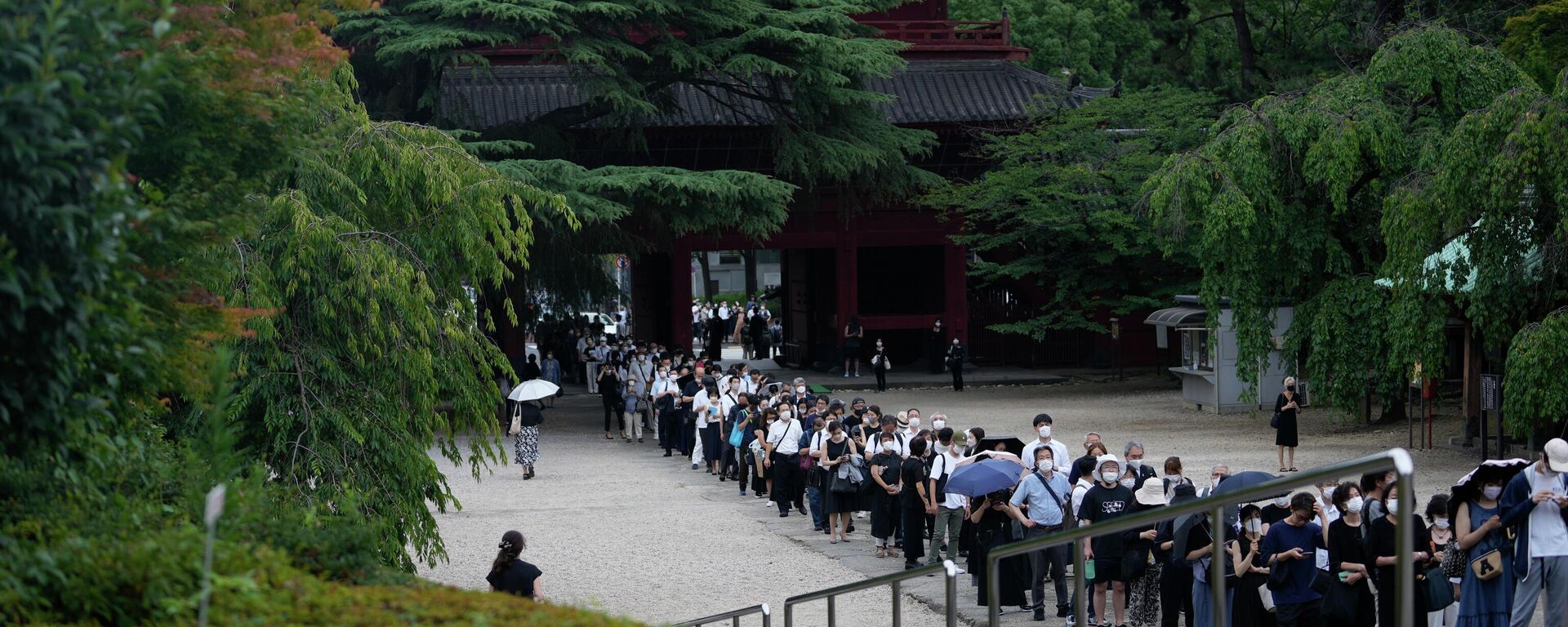 Người dân xếp hàng trước lễ cầu nguyện để bày tỏ lòng thành kính với cựu Thủ tướng Nhật Bản Shinzo Abe. - Sputnik Việt Nam, 1920, 26.09.2022