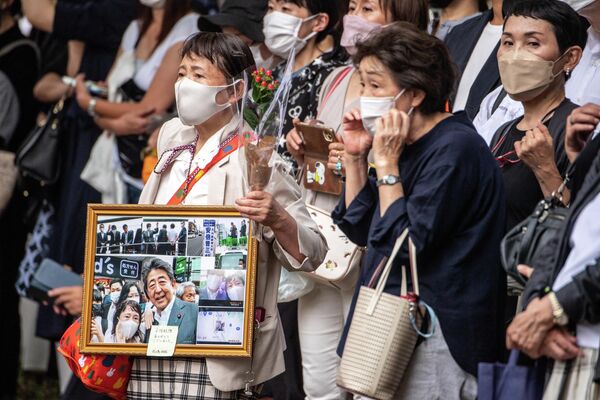 Mọi người tập trung tại xe tang khi cố Thủ tướng Nhật Bản Shinzo Abe rời chùa Jojoji ở Tokyo vào ngày 12/7/2022. - Sputnik Việt Nam