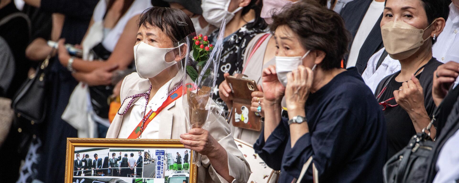 Mọi người tập trung tại xe tang khi cố Thủ tướng Nhật Bản Shinzo Abe rời chùa Jojoji ở Tokyo vào ngày 12/7/2022. - Sputnik Việt Nam, 1920, 12.07.2022