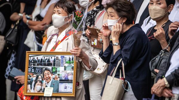 Mọi người tập trung tại xe tang khi cố Thủ tướng Nhật Bản Shinzo Abe rời chùa Jojoji ở Tokyo vào ngày 12/7/2022. - Sputnik Việt Nam