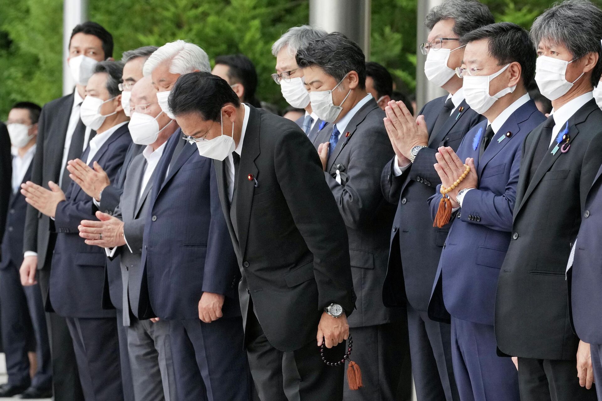 Thủ tướng Nhật Bản Fumio Kishida gọi ông Abe là một người bạn tốt mà tôi đã được ở bên cạnh nhiều giờ đồng hồ với tư cách là đồng nghiệp. - Sputnik Việt Nam, 1920, 26.07.2022