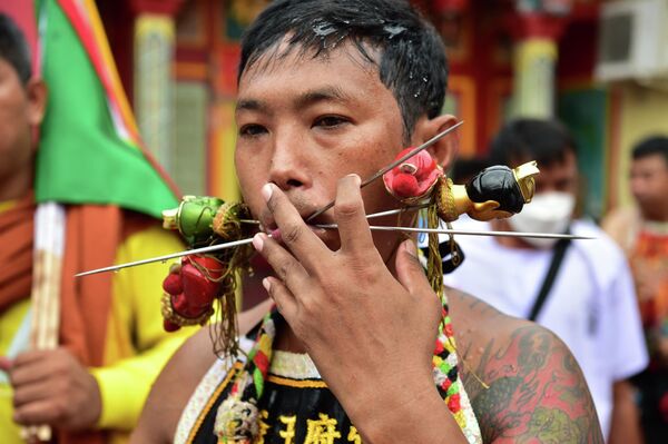 Người đàn ông đâm thủng má tham gia cuộc diễu hành thường niên tôn vinh nữ thần đền Gow Lengchi ở Thái Lan. - Sputnik Việt Nam
