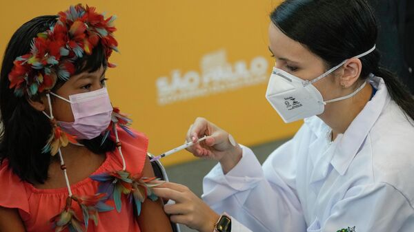 Nhân viên y tế tiêm vắc xin Pfizer phòng chống COVID-19 cho một bé gái ở Sao Paulo, Brazil - Sputnik Việt Nam