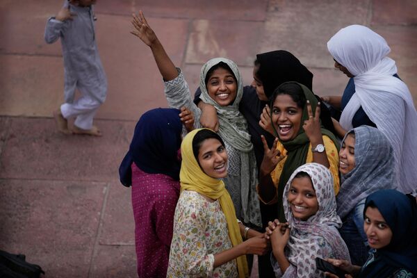 Một nhóm phụ nữ Hồi giáo tạo dáng sau khi thực hiện lễ cầu nguyện Eid al-Adha tại Nhà thờ Hồi giáo Jama ở New Delhi. - Sputnik Việt Nam