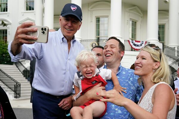 Tổng thống Joe Biden chụp ảnh lưu niệm với các vị khách trong bữa tiệc dã ngoại của các nghị sĩ Nhà Trắng ở Washington. - Sputnik Việt Nam