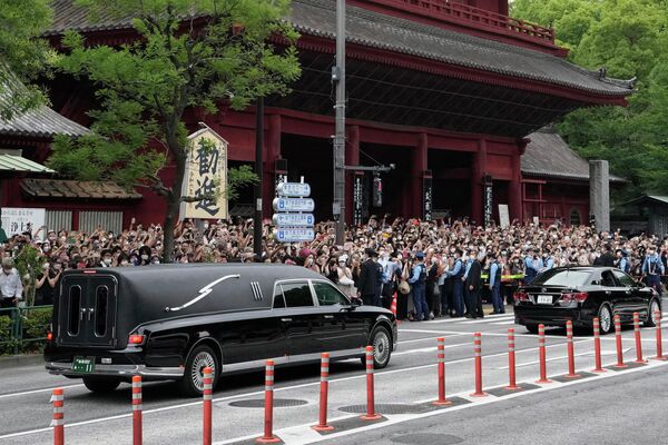 Chiếc xe chở thi hài cựu Thủ tướng Nhật Bản Shinzo Abe rời chùa Jojoji ở Tokyo. - Sputnik Việt Nam