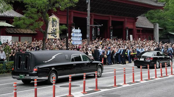 Chiếc xe chở thi hài cựu Thủ tướng Nhật Bản Shinzo Abe rời chùa Jojoji ở Tokyo. - Sputnik Việt Nam