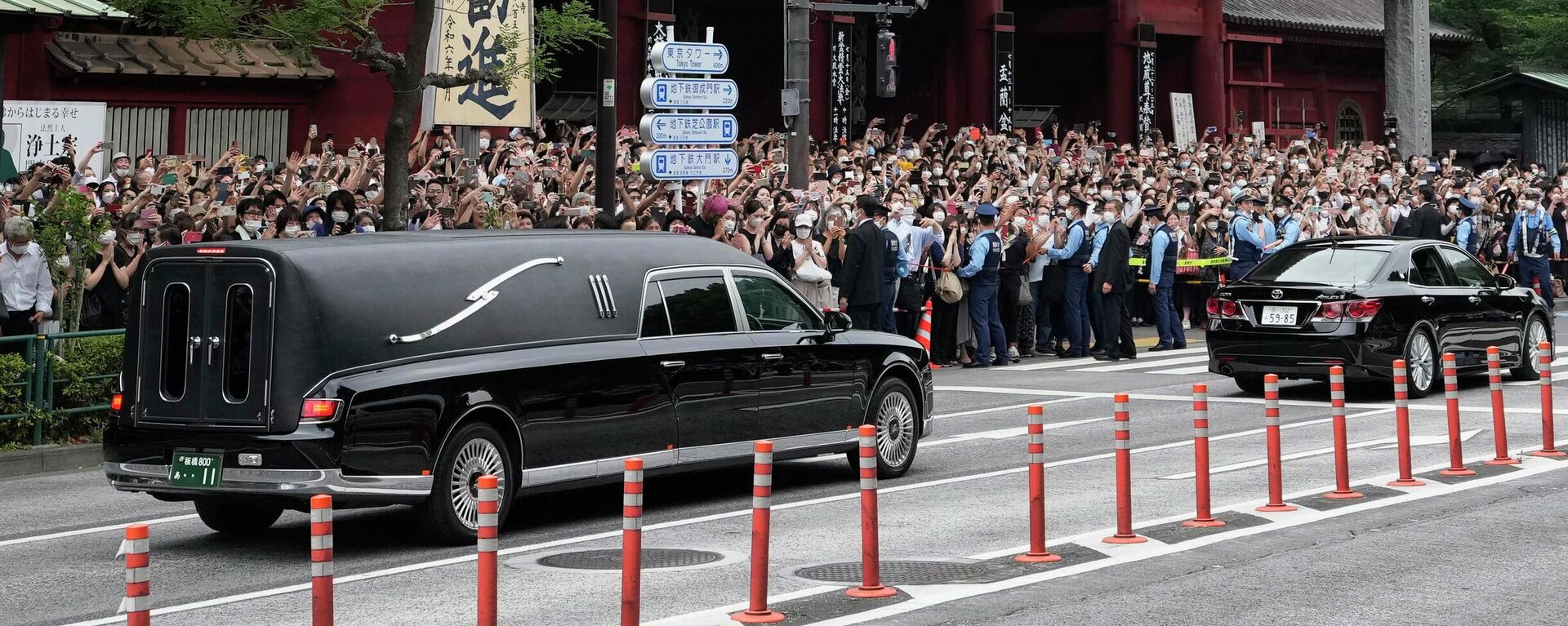 Chiếc xe chở thi hài cựu Thủ tướng Nhật Bản Shinzo Abe rời chùa Jojoji ở Tokyo. - Sputnik Việt Nam, 1920, 25.09.2022