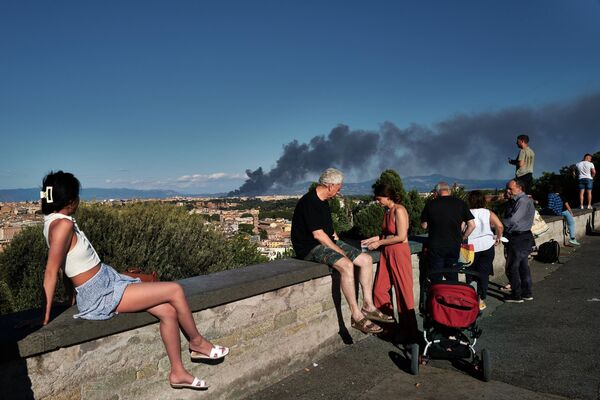 Người dân trên đồi Gianicolo nhìn khói lửa sau đám cháy ở khu vực Centocelle, Italy. - Sputnik Việt Nam