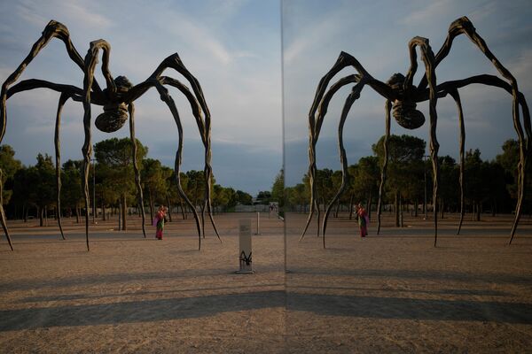 Tác phẩm điêu khắc cao 10 mét &quot;Người Mẹ&quot; (1999) của Louise Bourgeois tại Trung tâm Văn hóa Quỹ Stavros Niarchos ở Athens. - Sputnik Việt Nam