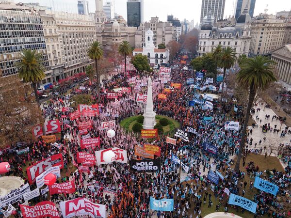 Người biểu tình phản đối ở Buenos Aires, Argentina do các khoản thanh toán theo thỏa thuận với IMF của Argentina trong bối cảnh lạm phát gia tăng và bất ổn kinh tế. - Sputnik Việt Nam