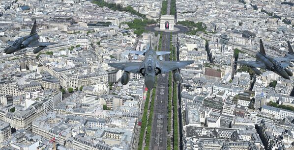 Máy bay chiến đấu Mirage 2000 trong cuộc diễu hành quân sự vào Ngày Bastille trên đại lộ Champs-Elysées ở Paris. - Sputnik Việt Nam