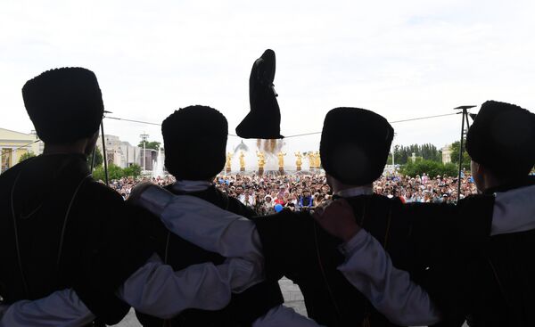 Nghệ sỹ đi trên dây người Dagestan Rasul Abakarov tại lễ hội ở Moskva. - Sputnik Việt Nam
