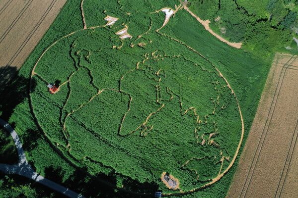 Ảnh chụp từ trên không hình ảnh cánh đồng với chim câu hòa bình của Pablo Picasso phía trên bản đồ thế giới ở Utting am Ammersee, Đức. - Sputnik Việt Nam