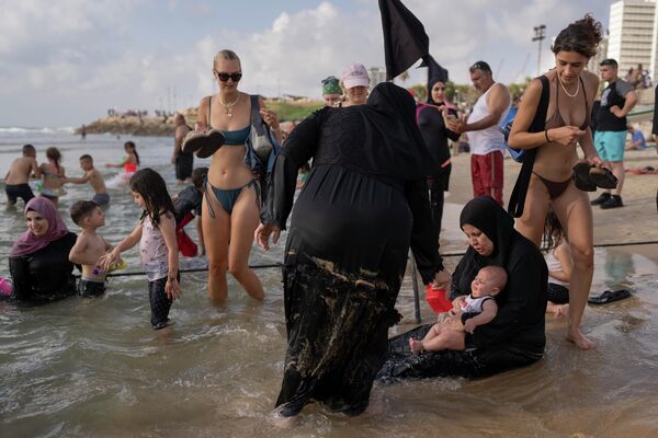 Người trên bãi biển trong lễ hội Eid al-Adha ở Tel Aviv, Israel. - Sputnik Việt Nam