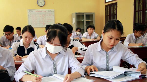 Học sinh lớp 12 Trường THPT Trần Văn Lan (huyện Mỹ Lộc, tỉnh Nam Định) ôn tập chuẩn bị bước vào Kỳ thi tốt nghiệp THPT năm 2022 - Sputnik Việt Nam