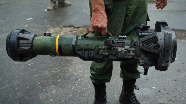 Một binh sĩ thuộc Lực lượng Dân quân Nhân dân LNR trình diễn hệ thống tên lửa chống tăng cơ động Javelin của Mỹ trên một trong những con phố ở Severodonetsk. - Sputnik Việt Nam