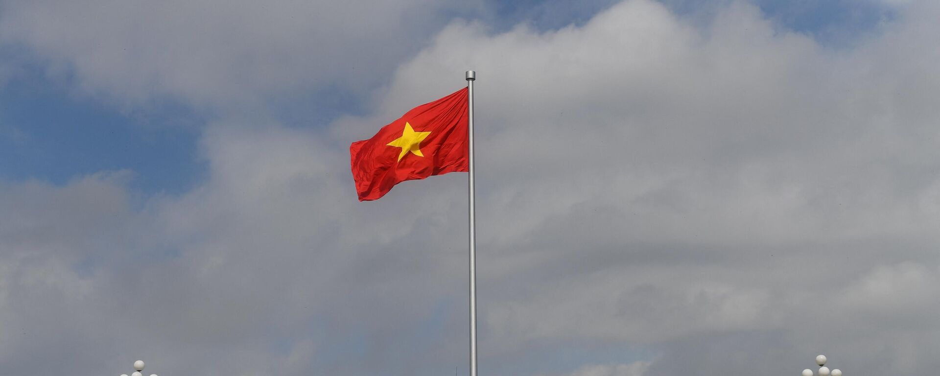 Quốc kỳ Việt Nam trước Lăng Chủ tịch Hồ Chí Minh tại Hà Nội - Sputnik Việt Nam, 1920, 16.07.2022