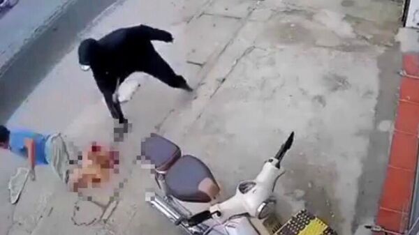 Đoạn phim quay cảnh một người đàn ông bị tấn công ở Hà Nội, Việt Nam - Sputnik Việt Nam