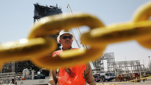 Một công nhân trong mỏ dầu ở Ả Rập Xê Út - Sputnik Việt Nam