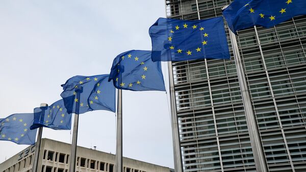 Cờ EU bên ngoài trụ sở Nghị viện châu Âu ở Brussels - Sputnik Việt Nam