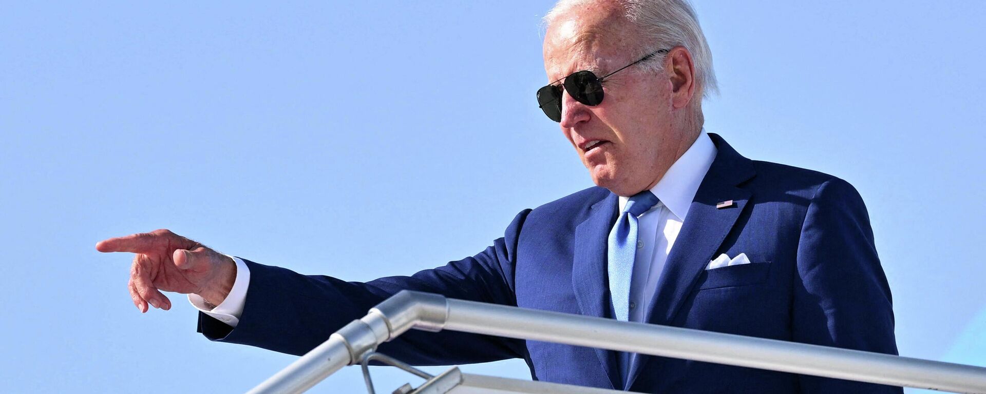 Tổng thống Mỹ Joe Biden bước vào máy bay  Air Force One  trước khi cất cánh rời Sân bay quốc tế Quốc vương Abdulaziz ở thành phố Jeddah của  Arab Saudi ngày 16/7/2022, sau khi kết thúc chuyến công du đầu tiên của ông tới Trung Đông trên cương vị Tổng thống - Sputnik Việt Nam, 1920, 18.07.2022