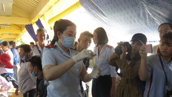 Thanh tra Ban quản lý an toàn thực phẩm TP.HCM lấy mẫu thực phẩm tại chợ Bình Tây để kiểm nghiệm chất lượng - Sputnik Việt Nam