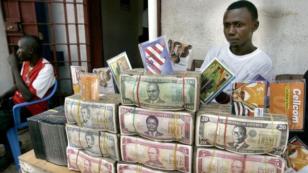 Những tệp đô la Liberia trên bàn tại văn phòng thu đổi ngoại tệ ở thủ đô Liberia - Sputnik Việt Nam
