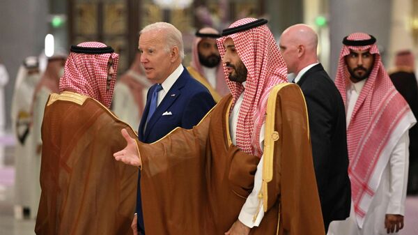 Tổng thống Hoa Kỳ Joe Biden và Thái tử Ả Rập Saudi Mohammed bin Salman tại một khách sạn ở Jeddah, Ả Rập Saudi, ngày thứ Bảy 16/7/2022 - Sputnik Việt Nam